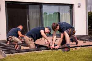 Montage einer Terrasse. Außenbereich Holzkonstruktionen von der Schreinerei Palm